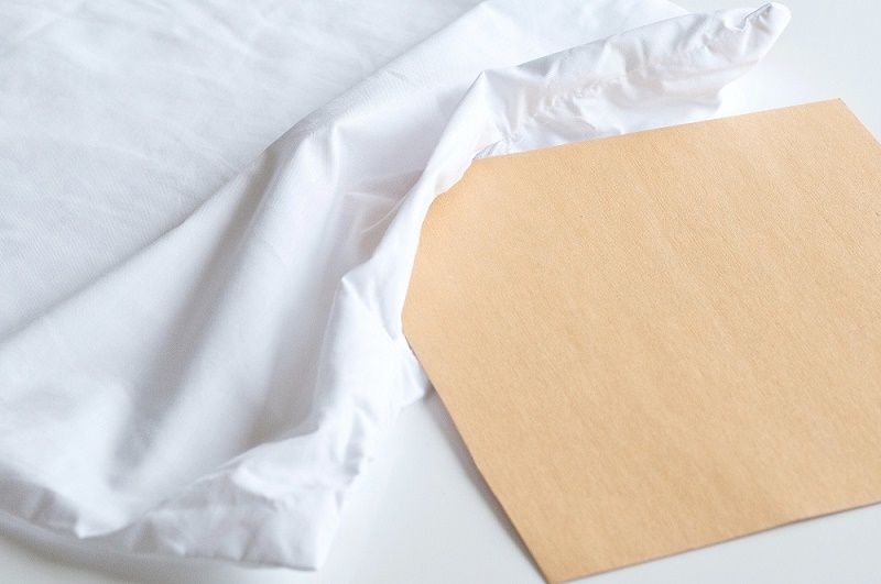 1. Placez votre taie d'oreiller à plat sur votre surface de travail | So Busy Girls