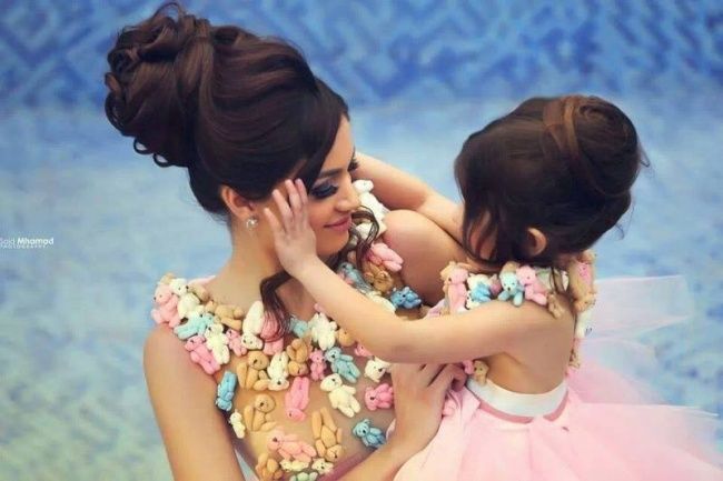 Ces mamans et leur petite fille se ressemblent vraiment comme 2 gouttes d'eau ! Et c'est tellement craquant... | So Busy Girls