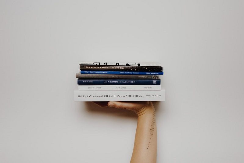Souffrez-vous de Tsundoku, cette mauvaise habitude dont sont coupables de nombreux lecteurs ? | So Busy Girls
