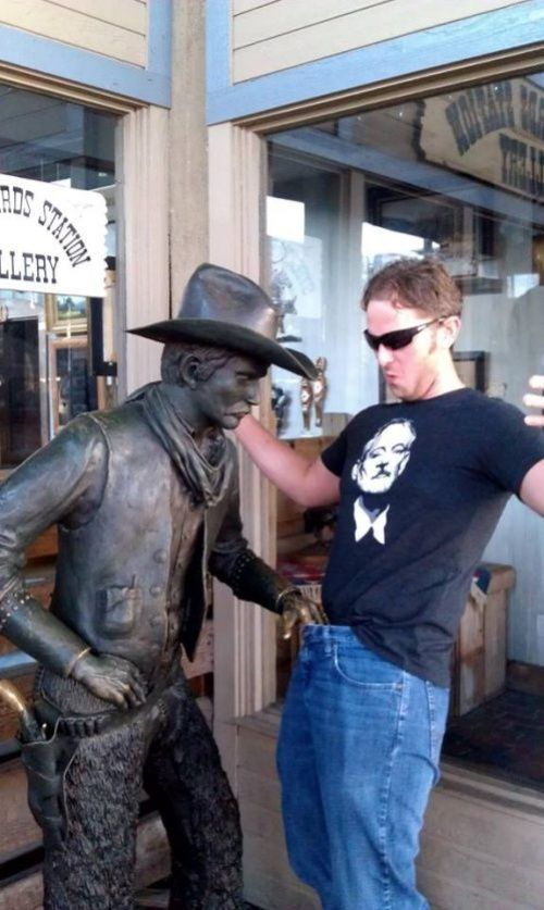 25 personnes qui savent faire des photos amusantes quand elles voient une statue | So Busy Girls