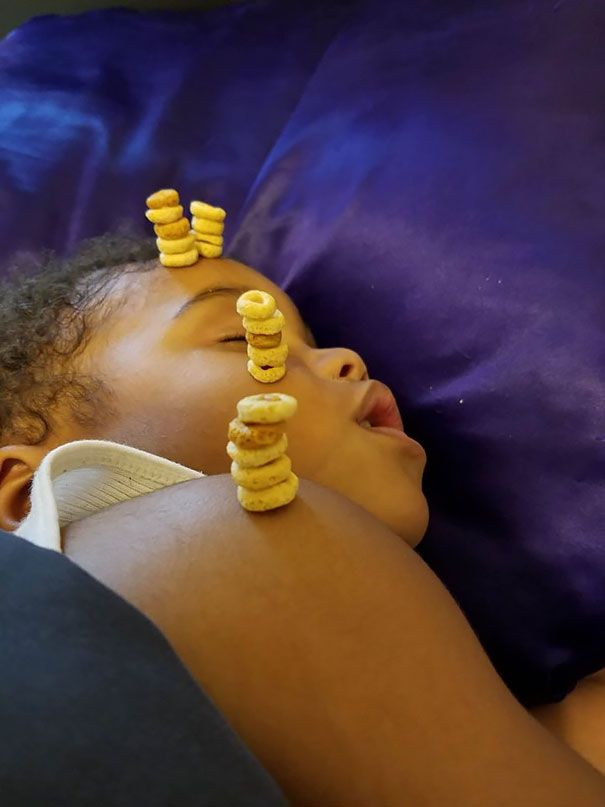 Non, ce n'est pas une blague : des papas tentent de battre le record de céréales Cheerios empilées sur le nez de leur enfant | So Busy Girls