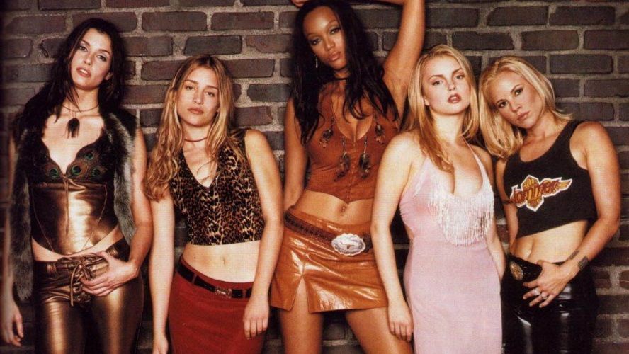 20 ans après sa sortie, le film culte Coyote Girls aura bien une suite | So Busy Girls