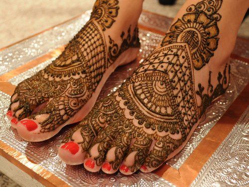 Un tatouage au henné et aux paillettes doré sur les pieds | So Busy Girls
