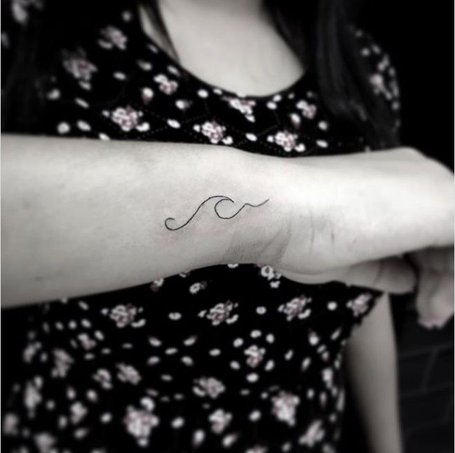 18 idées de tatouages vague pour tous ceux qui adorent la mer | So Busy Girls