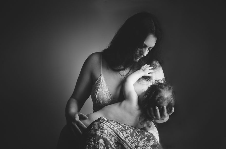 Elle photographie des mamans en train de donner le sein pour montrer que l'allaitement ne devrait pas être tabou | So Busy Girls