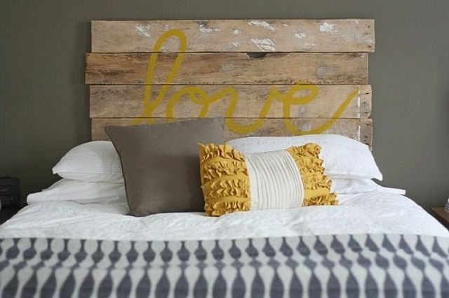 Une tête de lit en palettes en bois | So Busy Girls