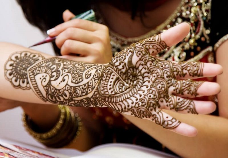 Un tatouage au henné très travaillé sur la paume de la main | So Busy Girls
