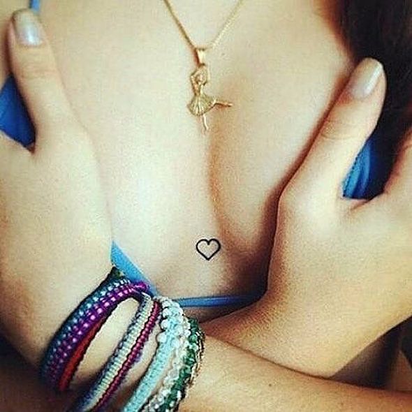 Un petit tatouage coeur sur la poitrine | So Busy Girls