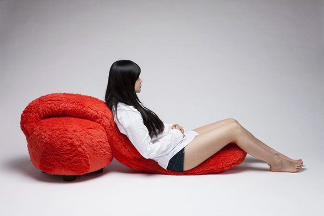 Avec ce canapé distributeur de câlins, vous ne vous sentirez plus jamais seul | So Busy Girls