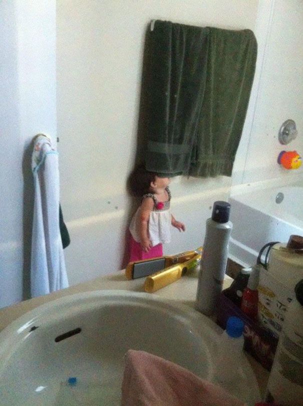 La tête cachée derrière une serviette de bain | So Busy Girls