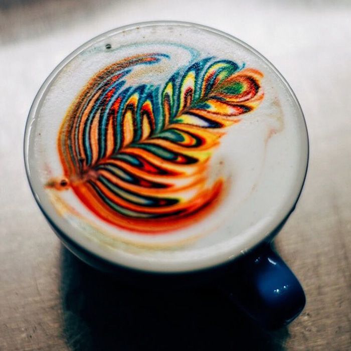 Il sert les plus jolis cafés au monde grâce à des motifs colorés incroyables | So Busy Girls