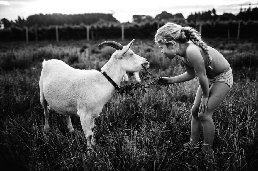 Cette maman photographe capture l'enfance de ses enfants loin de tout appareil électronique moderne | So Busy Girls