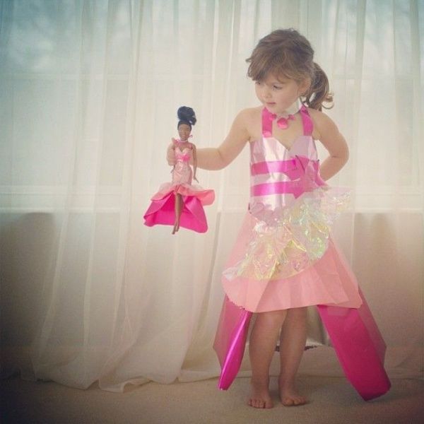 Cette maman créative recrée les robes de star pour sa petite fille avec les moyens du bord, et le résultat est juste WAOUH ! | So Busy Girls