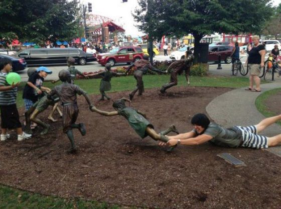 25 personnes qui savent faire des photos amusantes quand elles voient une statue | So Busy Girls