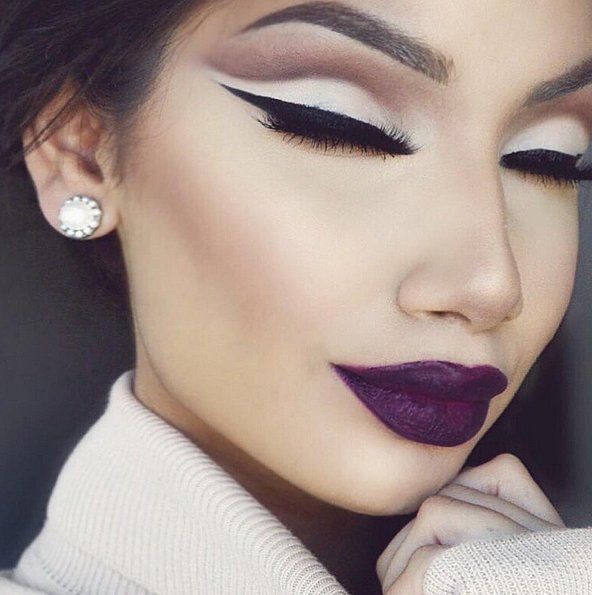 Un trait d'eyeliner très droit, fard à paupières blanc et rouge à lèvres violet foncé | So Busy Girls