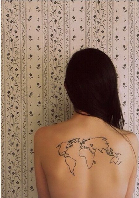 Une grande carte du monde tatouée dans le dos | So Busy Girls