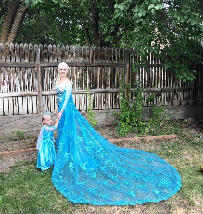 Ce papa recrée les robes des Princesses Disney pour sa fille, et elles sont époustouflantes ! | So Busy Girls