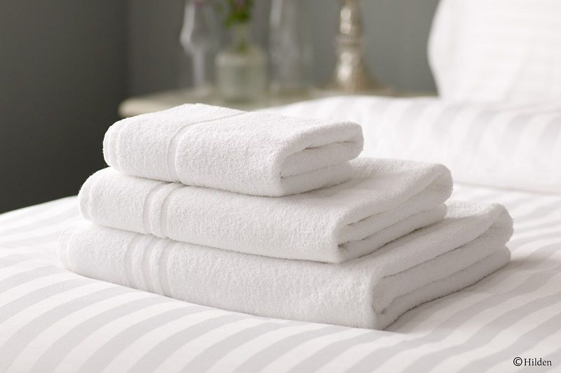 Laisser sa serviette humide roulée en boule sur le lit après avoir pris sa douche | So Busy Girls