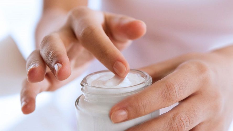 L’erreur que nous faisons toutes quand nous mettons notre crème hydratante | So Busy Girls