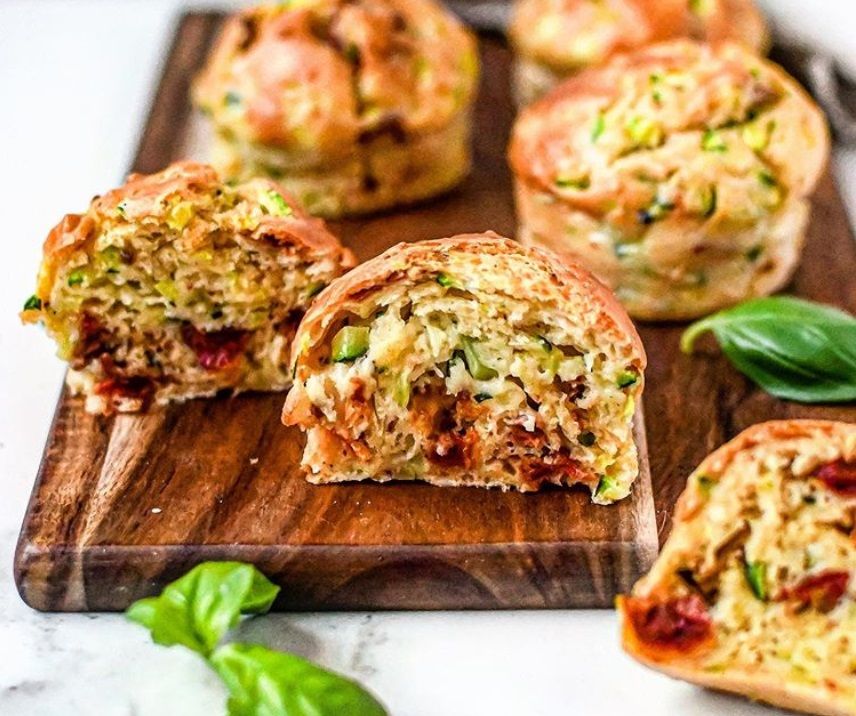 La recette de muffins salés courgette, chèvre et tomates séchées | So Busy Girls
