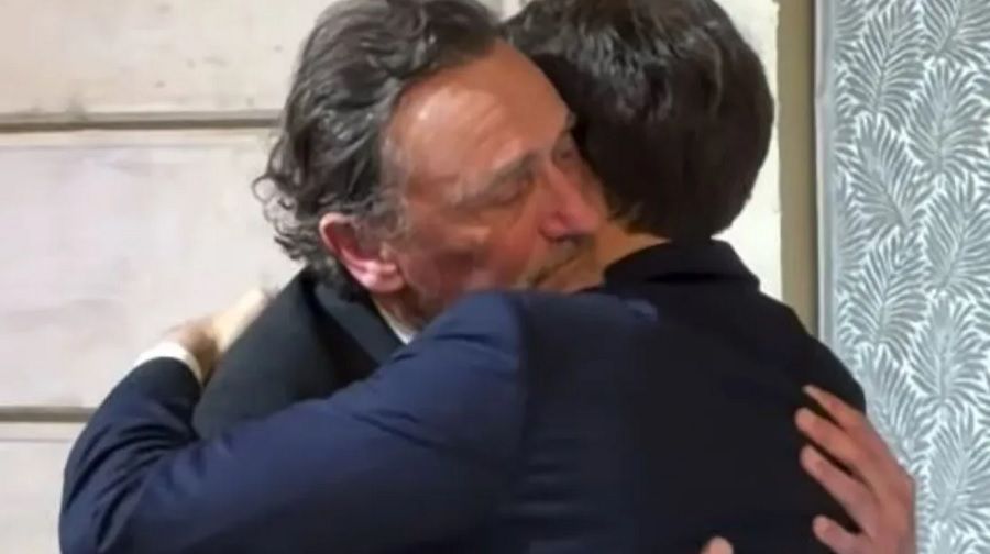 Jean-Paul Rouve reçoit la Légion d’honneur et fond en larmes dans les bras d’Emmanuel Macron à l’Élysée | So Busy Girls