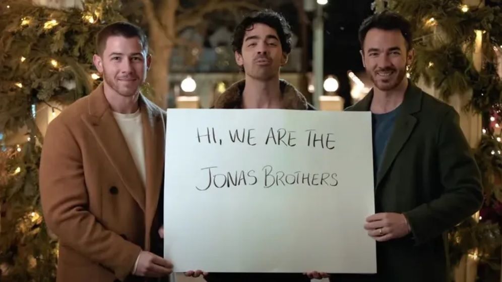 Les Jonas Brothers de retour sur Disney+ avec une comédie de Noël | So Busy Girls