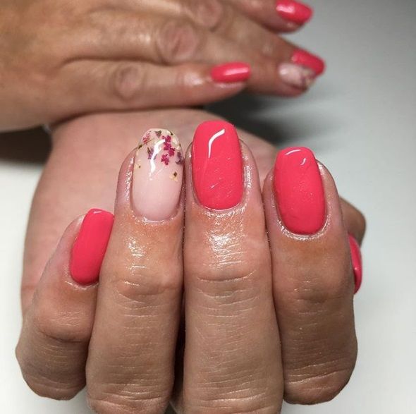 La dernière tendance nail art avec des fleurs séchées est parfaite pour toutes celles qui veulent prolonger l'été | So Busy Girls