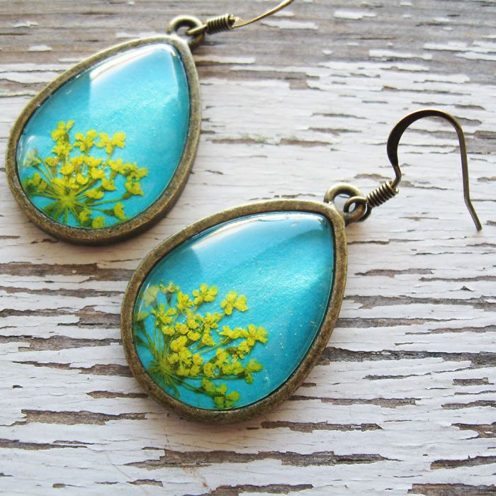 Cette créatrice réalise des bijoux uniques et magnifiques à la main avec des fleurs pressées | So Busy Girls