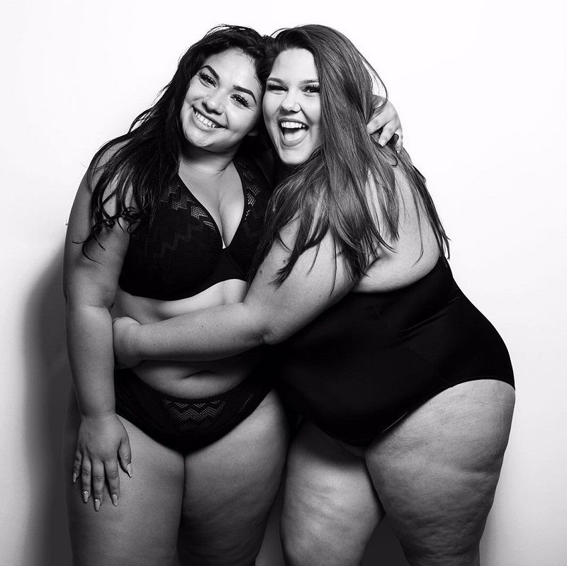 Ces mannequins grande taille demandent à un photographe de les rendre plus minces pour montrer à quel point certains abusent de Photoshop | So Busy Girls