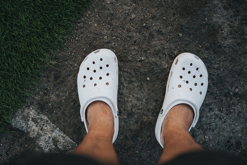 Dans ce pays, il est strictement interdit de porter des Crocs ! | So Busy Girls