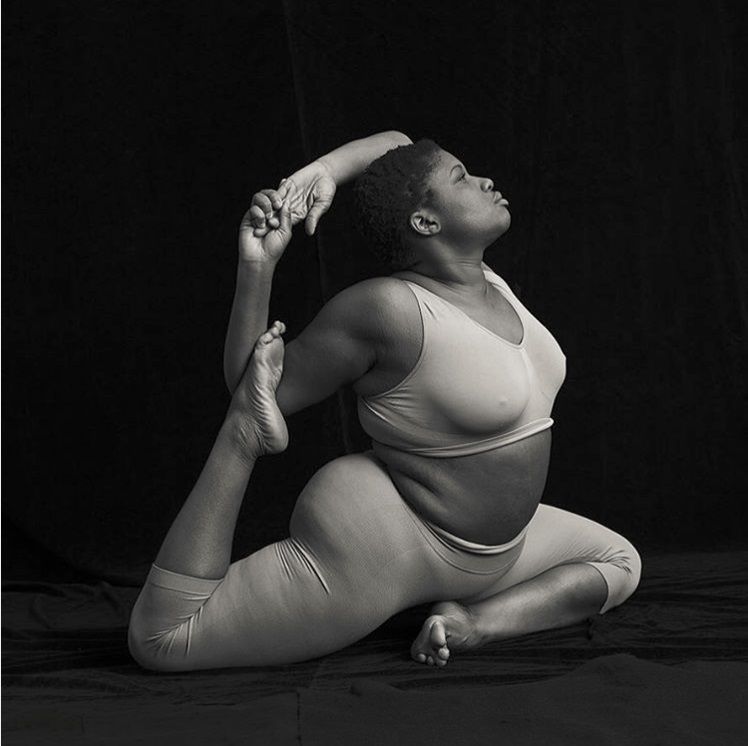 Cette prof de yoga montre que notre poids n'est vraiment qu'un nombre | So Busy Girls