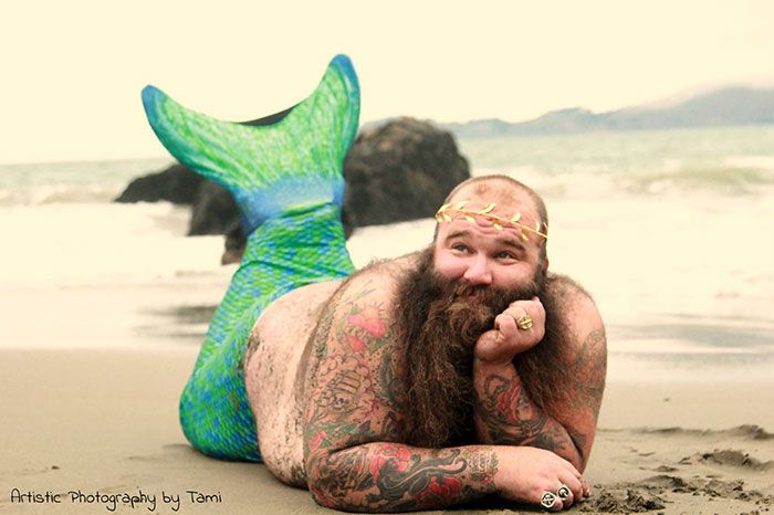 Cet homme rond et velu fait une séance photo sexy et le résultat décalé est excellent | So Busy Girls