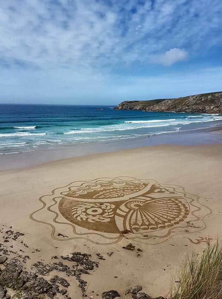 Cette créatrice réalise d'immenses mandalas magnifiques sur le sable des plages bretonnes | So Busy Girls