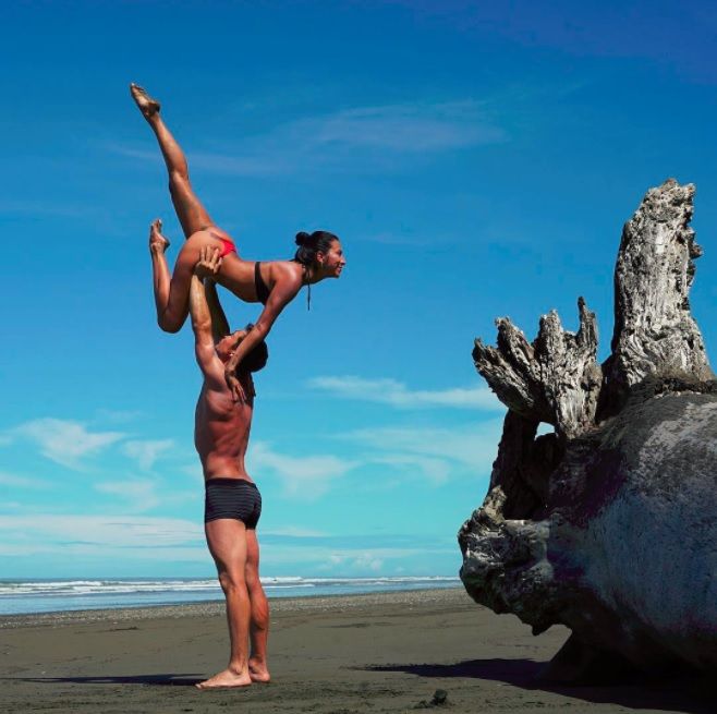 Ce couple associe sa passion pour le yoga à son amour des voyages et le résultat fait très envie ! | So Busy Girls