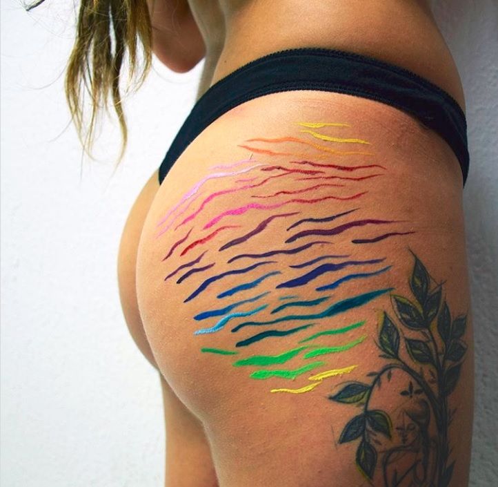 Cette artiste peint les vergetures en couleur arc en ciel pour montrer leur beauté | So Busy Girls