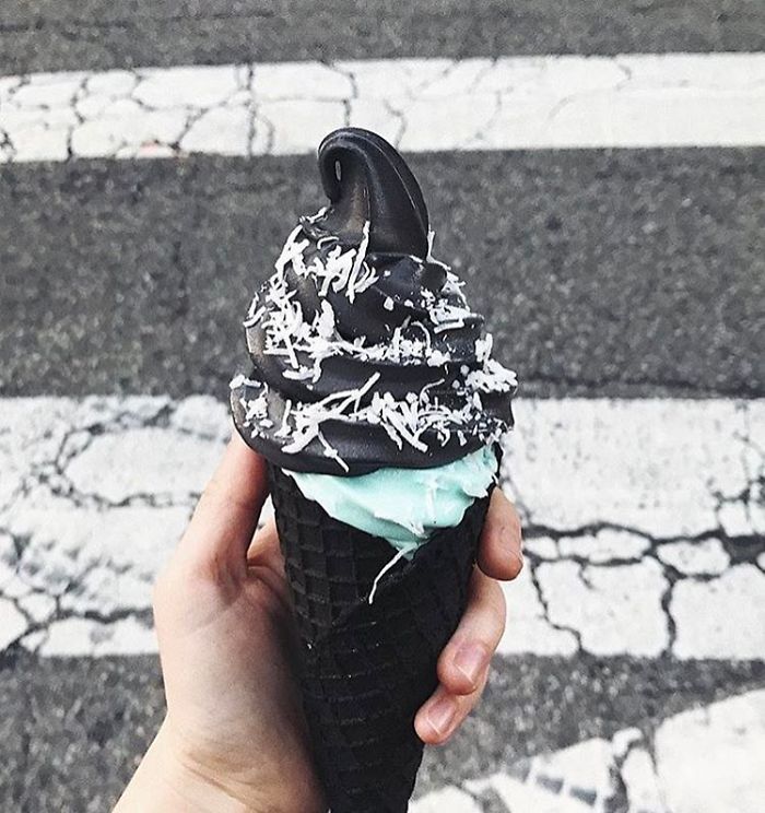 Les glaces noires débarquent, elles sont aussi originales que délicieuses ! | So Busy Girls