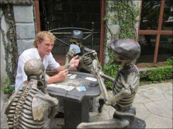 25 personnes qui savent faire des photos amusantes quand elles voient une statue | So Busy Girls