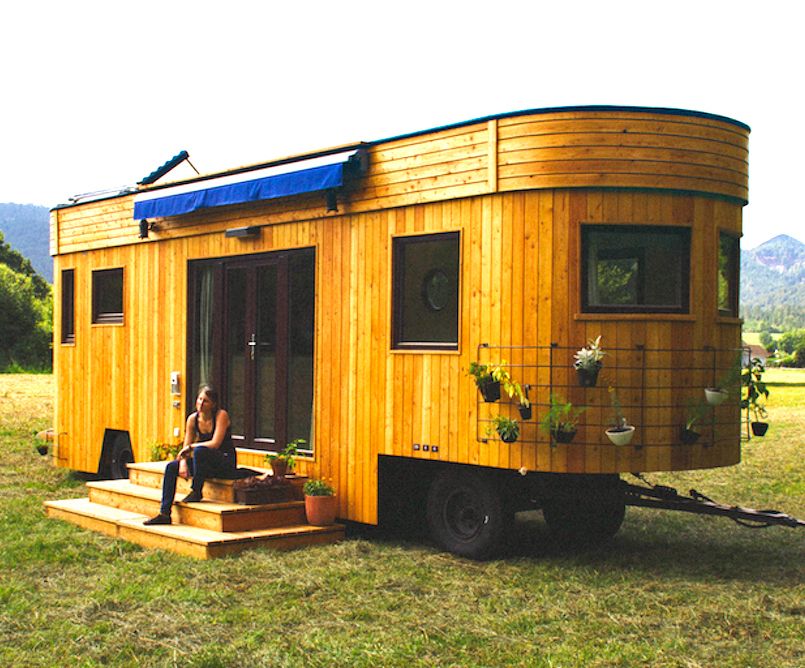 Quand vous allez voir tout ce qu'on trouve à l'intérieur de cette petite maison mobile, vous allez être épatés ! | So Busy Girls