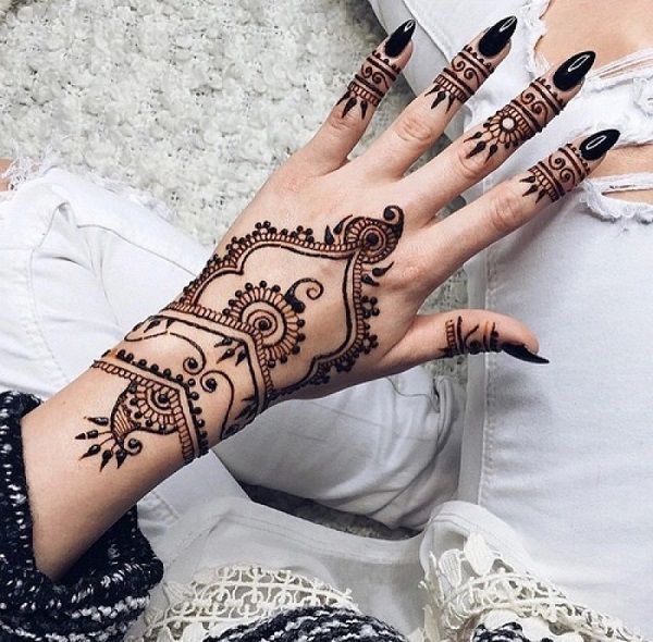 Un tatouage au henné tendance avec des petits motifs fins et des ongles noirs laqués | So Busy Girls