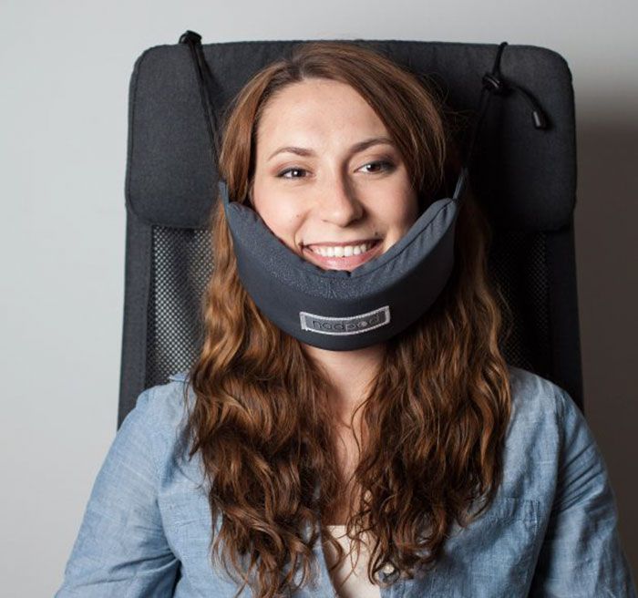 Quelqu'un a enfin inventé un hamac de tête pour s'endormir n'importe où ! | So Busy Girls