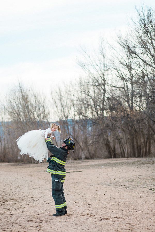 Ce shooting photo d'un papa pompier et de sa petite fille de 3 ans est adorable | So Busy Girls