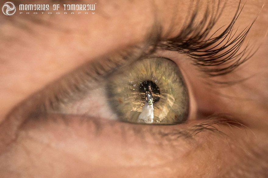 Il prend des photos de mariage sublimes dans le reflet des alliances | So Busy Girls