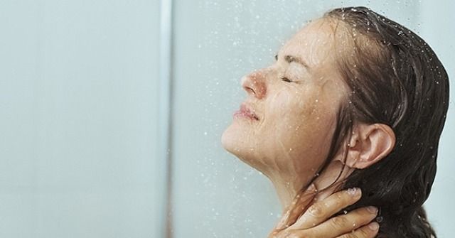 Passer de l'eau froide sur le visage et le corps pour réveiller l'épiderme à la fin de la douche | So Busy Girls