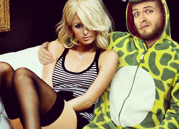 Cet homme devient le meilleur ami des stars en ajoutant son portrait sur leurs photos avec Photoshop | So Busy Girls