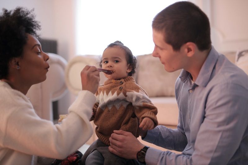 La diversification alimentaire de bébé : que faire, et à quel moment ? | So Busy Girls