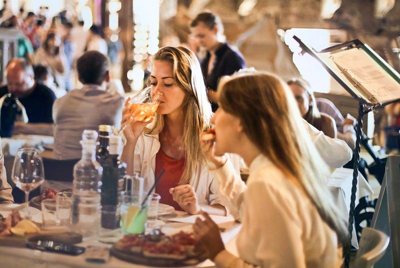 Ce qui arrive à votre corps lorsque vous mangez trop vite | So Busy Girls