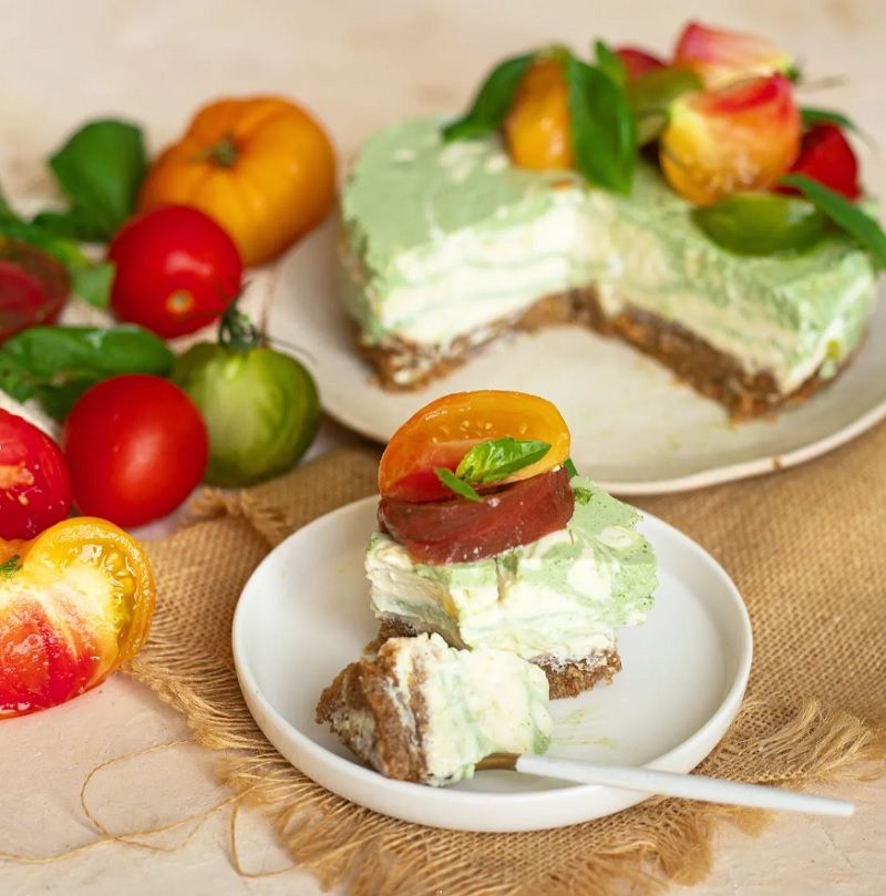 La recette du cheesecake basilic et tomates pour une entrée rafraîchissante et savoureuse | So Busy Girls
