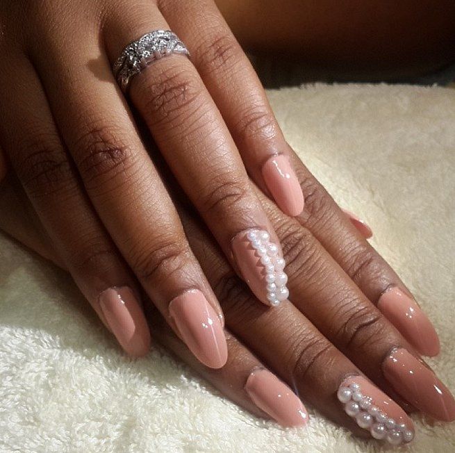 Nail art vernis rose et perles blanches | So Busy Girls