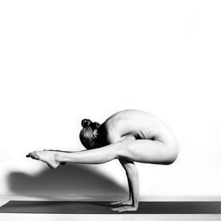 Cette jeune femme poste sur Instagram des postures de yoga qu'elle réalise nue | So Busy Girls