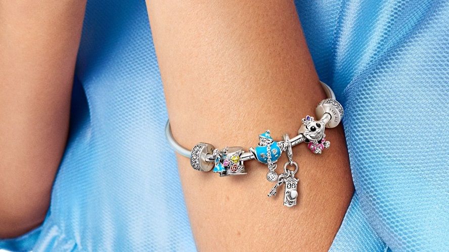 La nouvelle collection Disney x Pandora nous fait plonger dans l’univers merveilleux d’Alice au Pays des Merveilles | So Busy Girls